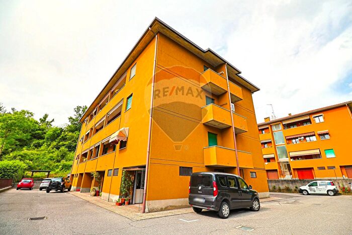 Appartamento quadrilocale in vendita in Via Ugo Foscolo, Gemonio