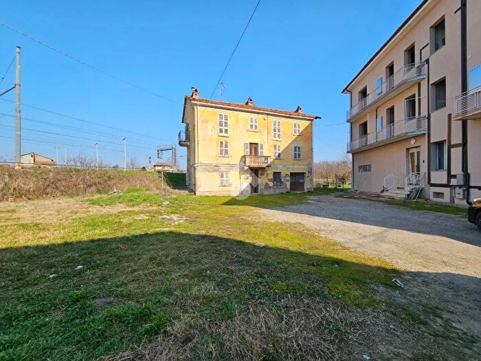 Casa con 8 locali in vendita in Via Vittorio Veneto, Nizza Monferrato