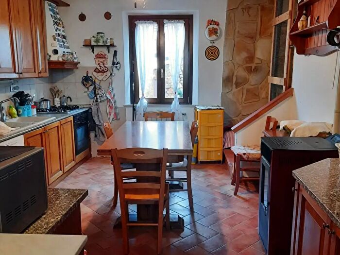 Appartamento con 6 locali in vendita in Terricciola