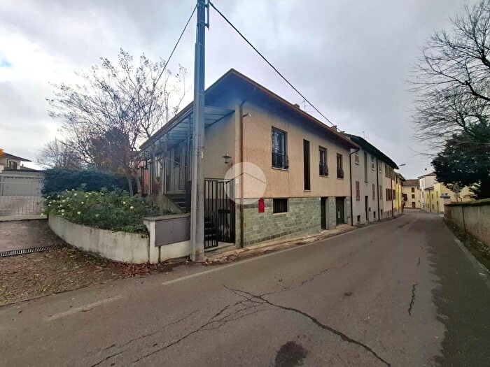 Casa trilocale in vendita in Via Roma, Montebello Della Battaglia