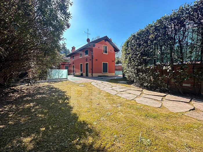 Casa con 16 locali in vendita in Via Dotti, Bologna