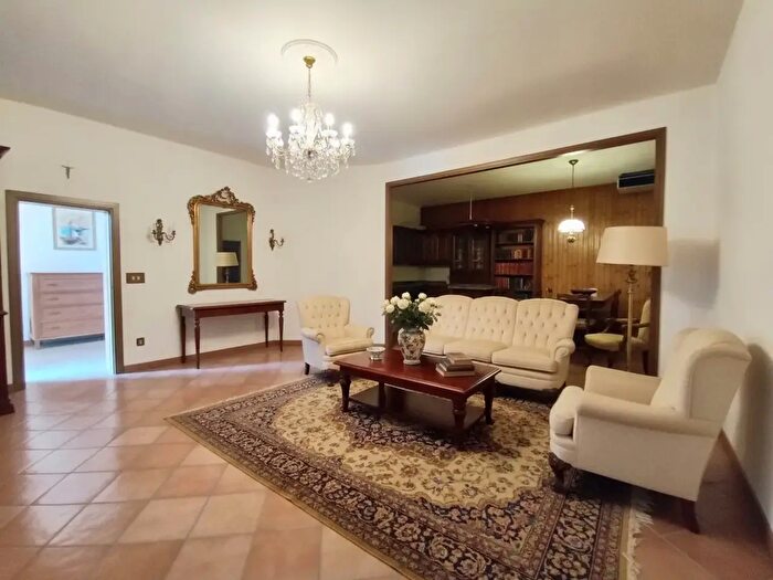 Casa con 8 locali in vendita in Via Maremagna, Vignola