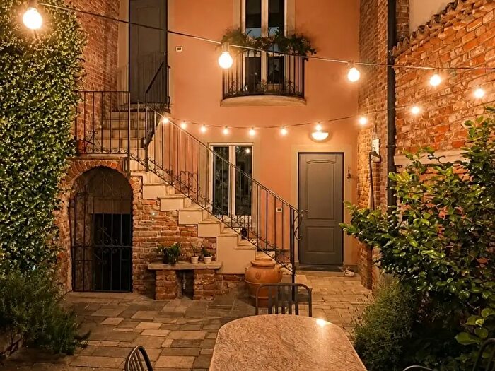 Casa con 8 locali in vendita in Corso Giuseppe Garibaldi, Pavia