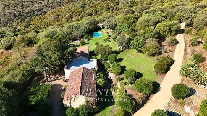 Casa con 7 locali in vendita in Luogosanto