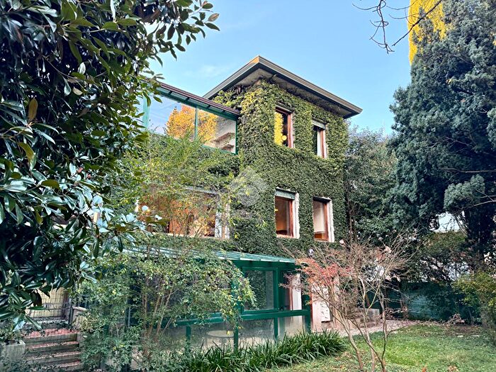 Casa con 10 locali in vendita in Via Mentana, Padova