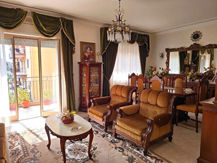 Appartamento con 5 locali in vendita in Via Ota, Catania