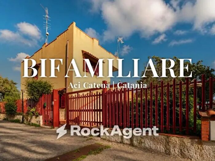 Casa con 6 locali in vendita in Via Vampolieri, Aci Catena