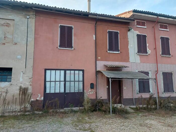 Casa con 8 locali in vendita in Alluvioni Piovera