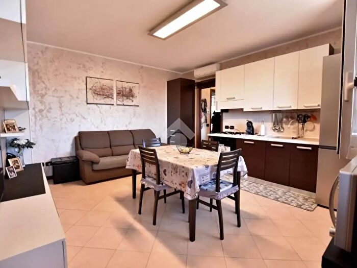 Appartamento trilocale in vendita in Via Alessandro Volta, Vignate