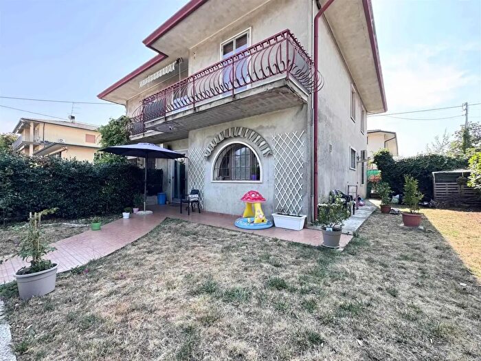 Casa con 6 locali in vendita in Via G d'Annunzio, Sarego