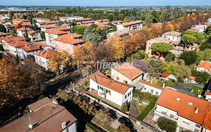 Casa con 5 locali in vendita in Viale Fratelli Cairoli, Castel Bolognese