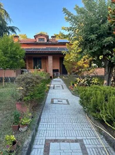 Casa con 6 locali in vendita in Via Maggio, Traversetolo