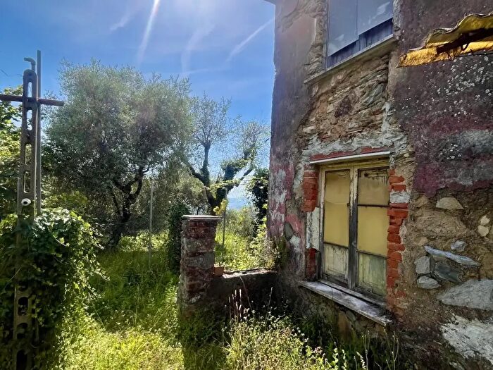 Casa trilocale in vendita in Massa