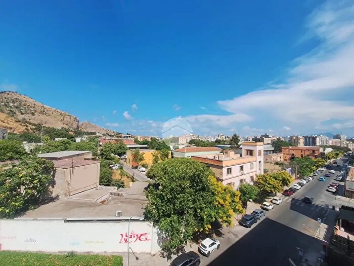 Appartamento trilocale in vendita in Via Imperatore Federico, Palermo