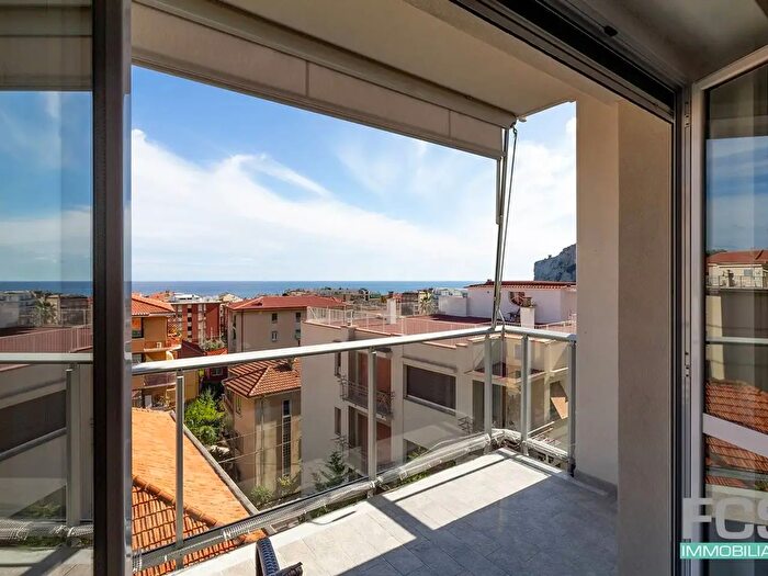 Appartamento quadrilocale in vendita in Via Stefano Cagna, Finale Ligure
