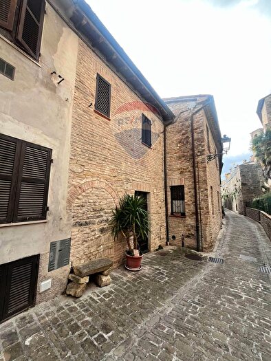 Casa con 8 locali in vendita in Via Annibalcaro, Serra San Quirico