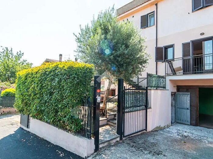 Appartamento trilocale in vendita in Via degli Ulivi, Vitorchiano