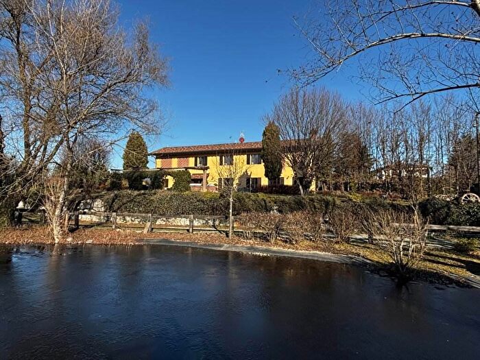 Casa con 12 locali in vendita in Via Vignola, Osnago