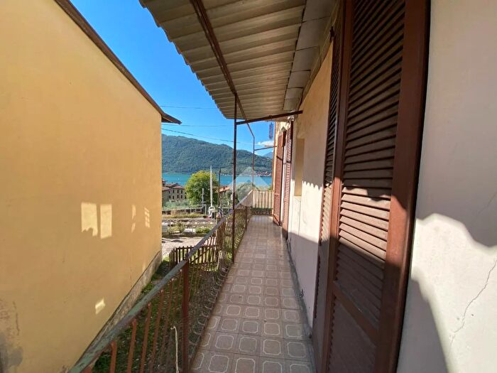 Casa con 6 locali in vendita in Via Rampa, Sale Marasino