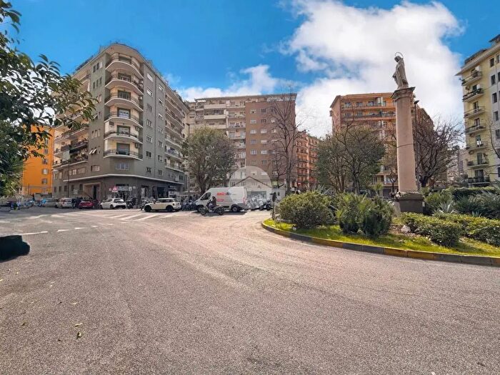 Appartamento con 6 locali in vendita in Via Eduardo Suarez, Napoli