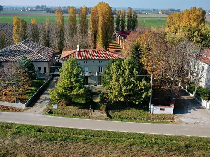 Casa con 7 locali in vendita in Strada Chiesa di Castelnovo, Parma