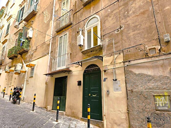 Appartamento bilocale in affitto in Vico Spezzano, Monte Santo, Napoli