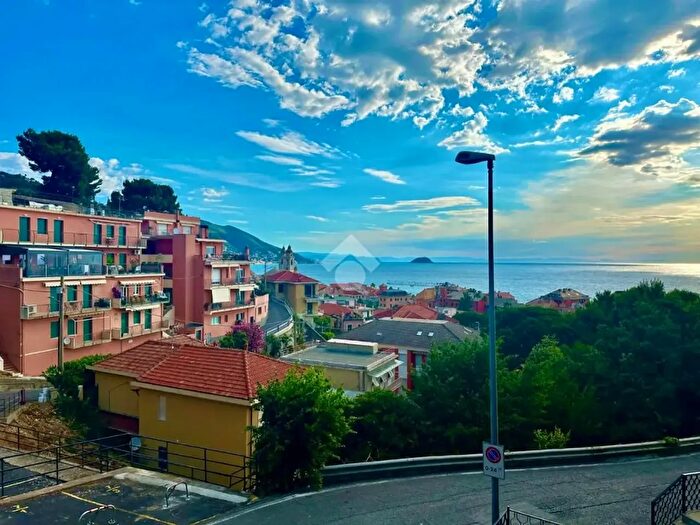 Appartamento quadrilocale in vendita in Via Castello Romano, Laigueglia