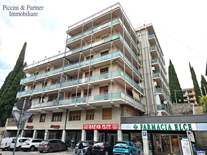 Appartamento con 10 locali in vendita in Via Annibale Vecchi, Perugia