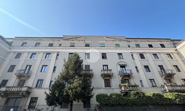 Appartamento trilocale in vendita in Via Legnone, Milano