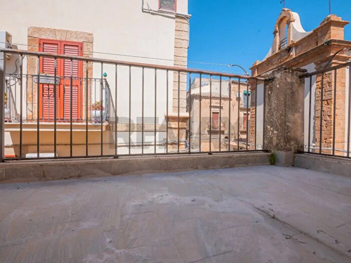 Casa con 6 locali in vendita in Caltagirone