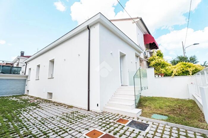 Casa quadrilocale in vendita in Via Orazio Antinori, Rimini