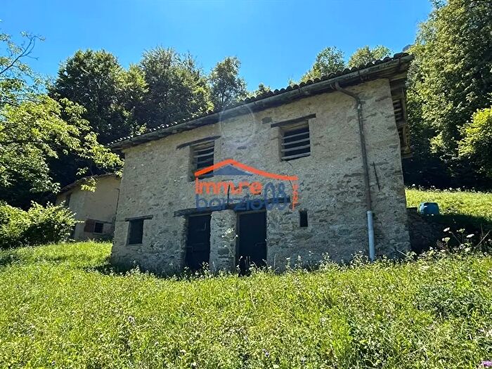 Casa quadrilocale in vendita in Taceno