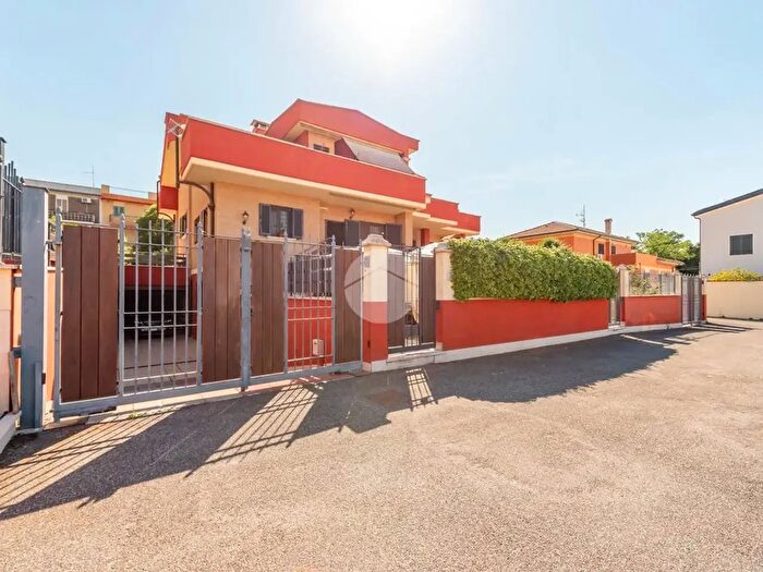 Casa con 5 locali in vendita in Via Giarre, Roma