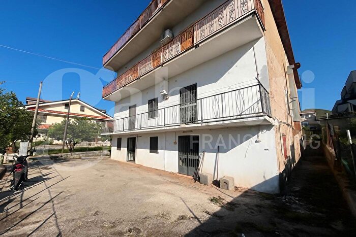 Appartamento con 9 locali in vendita in Via Armando Diaz, Bellona