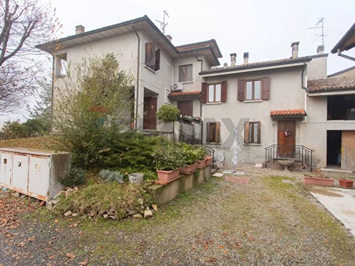 Casa con 7 locali in vendita in Fornio, Fidenza