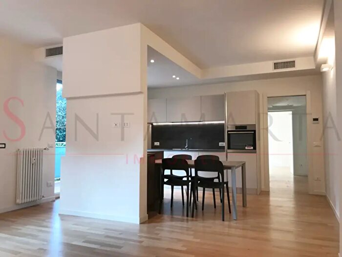 Appartamento trilocale in affitto in Via Alcuino, Milano