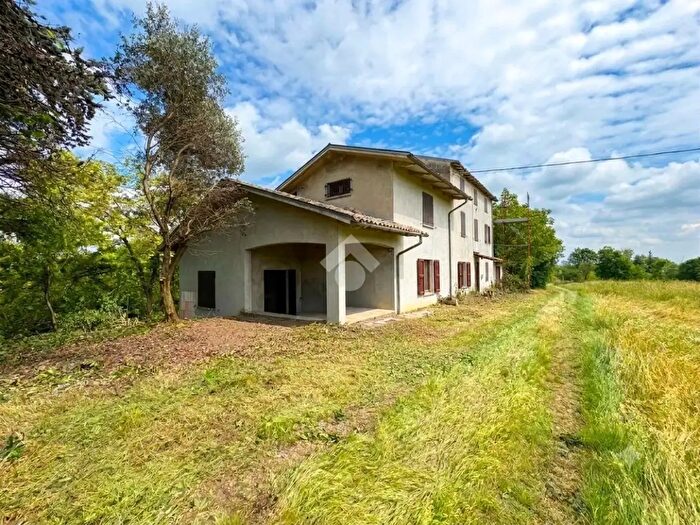 Casa quadrilocale in vendita in Via Carcarecchio, Traversetolo