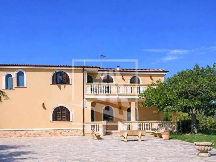 Casa con 8 locali in vendita in Via dei Caprifogli, Crotone
