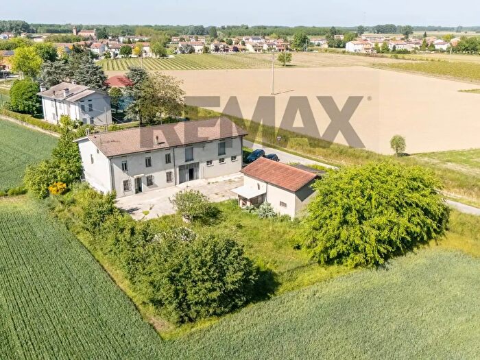 Casa con 6 locali in vendita in Via Geminiolo, Boretto