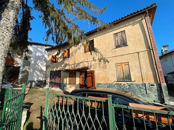 Casa con 9 locali in vendita in Terzo