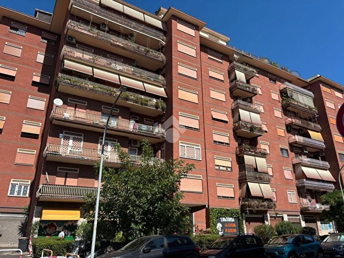 Appartamento trilocale in vendita in Via Carlo Fadda, Roma