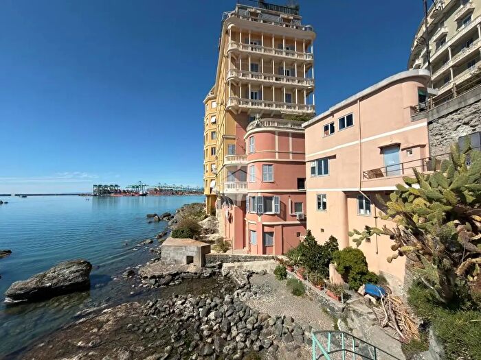 Appartamento quadrilocale in vendita in Via Benedetto Zaccaria, Genova