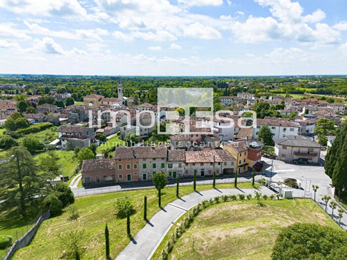 Casa con 9 locali in vendita in Piazza del Carmine, Caneva