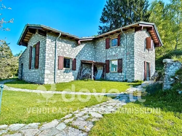 Casa con 6 locali in vendita in Via San Fermo, Grone