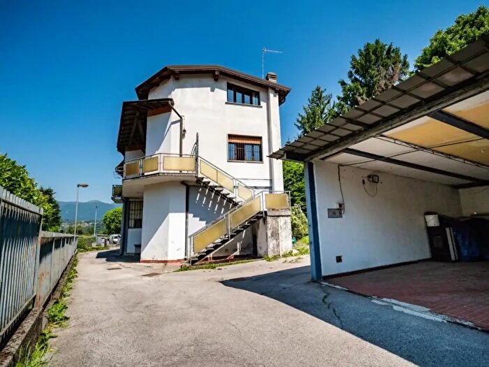 Casa trilocale in vendita in Via Andrea Appiani, Bosisio Parini