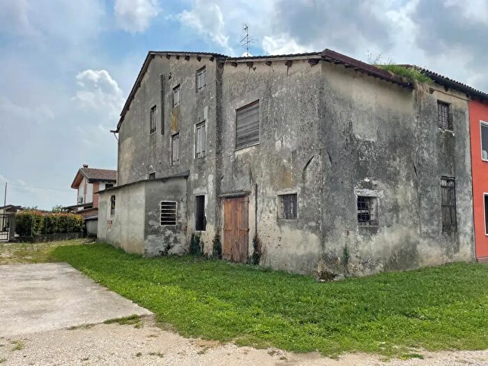 Casa con 7 locali in vendita in Strada Settecà, Vicenza