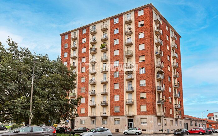 Appartamento trilocale in vendita in Corso Grosseto, Torino