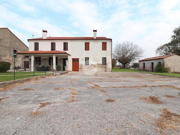 Casa quadrilocale in vendita in Via Pila Vecchia, Castelbelforte