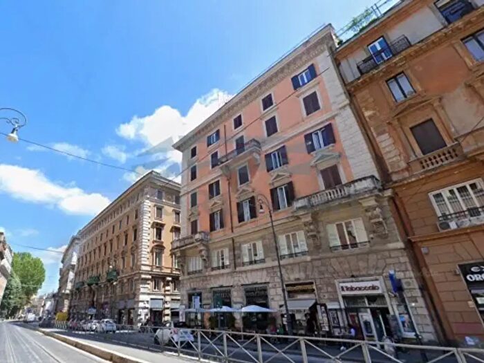 Appartamento con 6 locali in vendita in Via di San Bartolomeo De Vaccinari, Roma