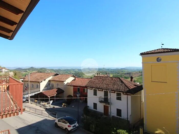 Casa con 8 locali in vendita in Via Roma, Montaldo Roero